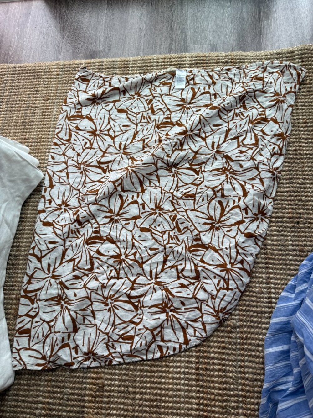 Madewell Crinkle Cotton Sarong in Abstract Flora - One Size - Picture 6 of 7